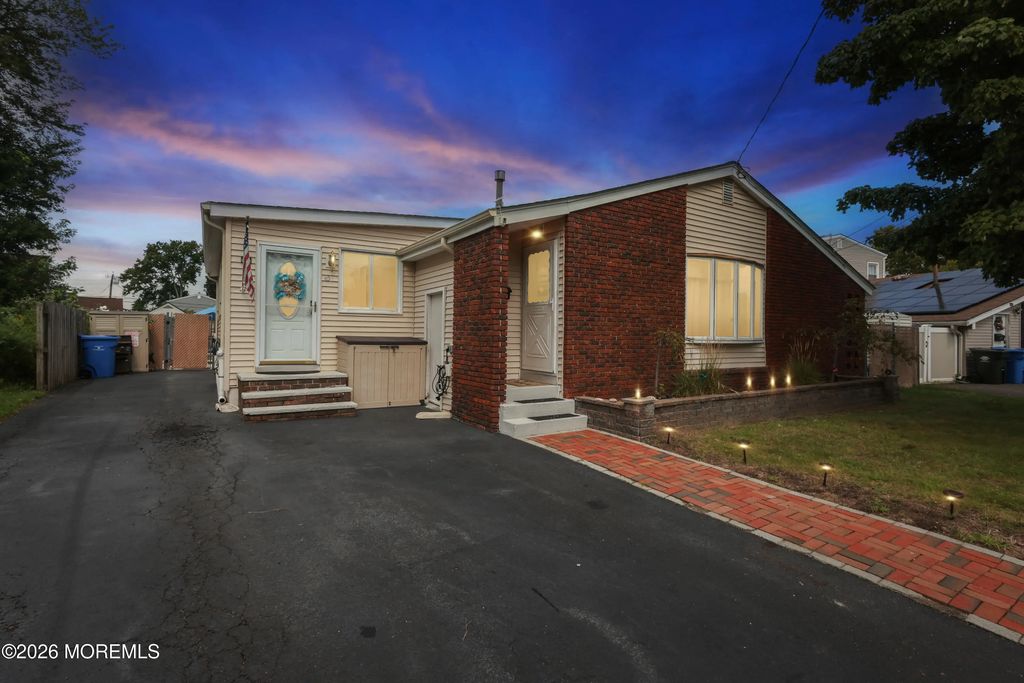 45 Woodshore W, Old Bridge