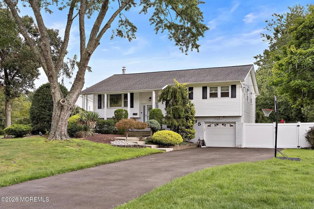 35 Chesapeake Road, Manalapan