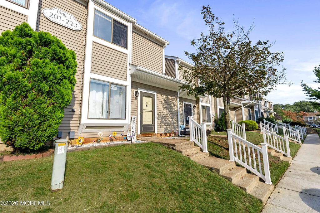 211 Sandra Place 211, Brick