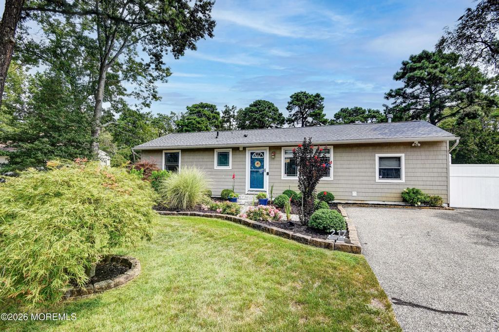 217 Larchwood Drive, Brick