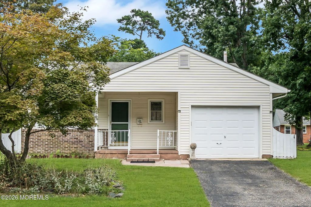 75 Columbine Circle, Toms River