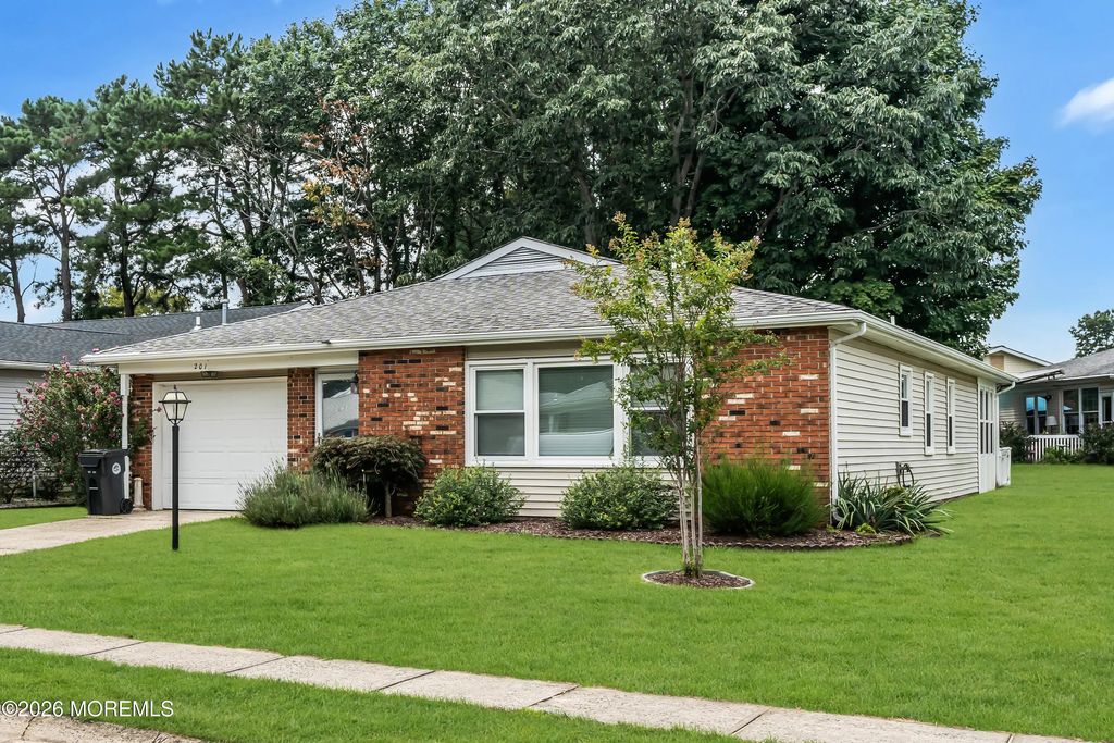 201 Lions Head Boulevard S, Brick