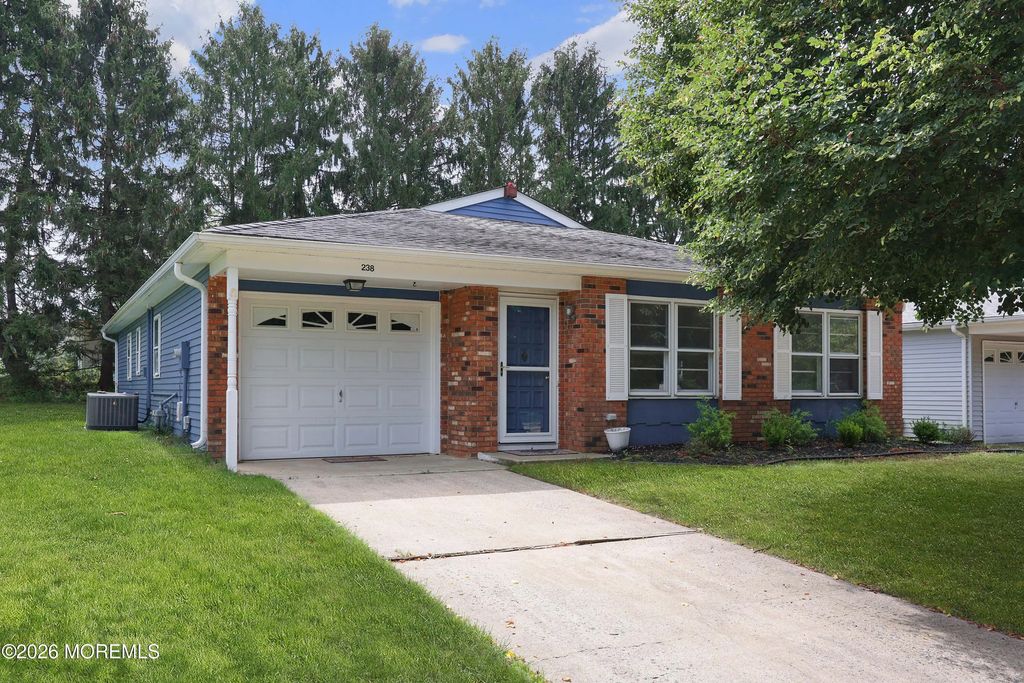 238 Lions Head Boulevard S, Brick