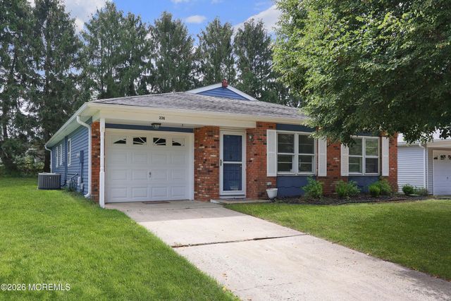 238 Lions Head Boulevard S, Brick