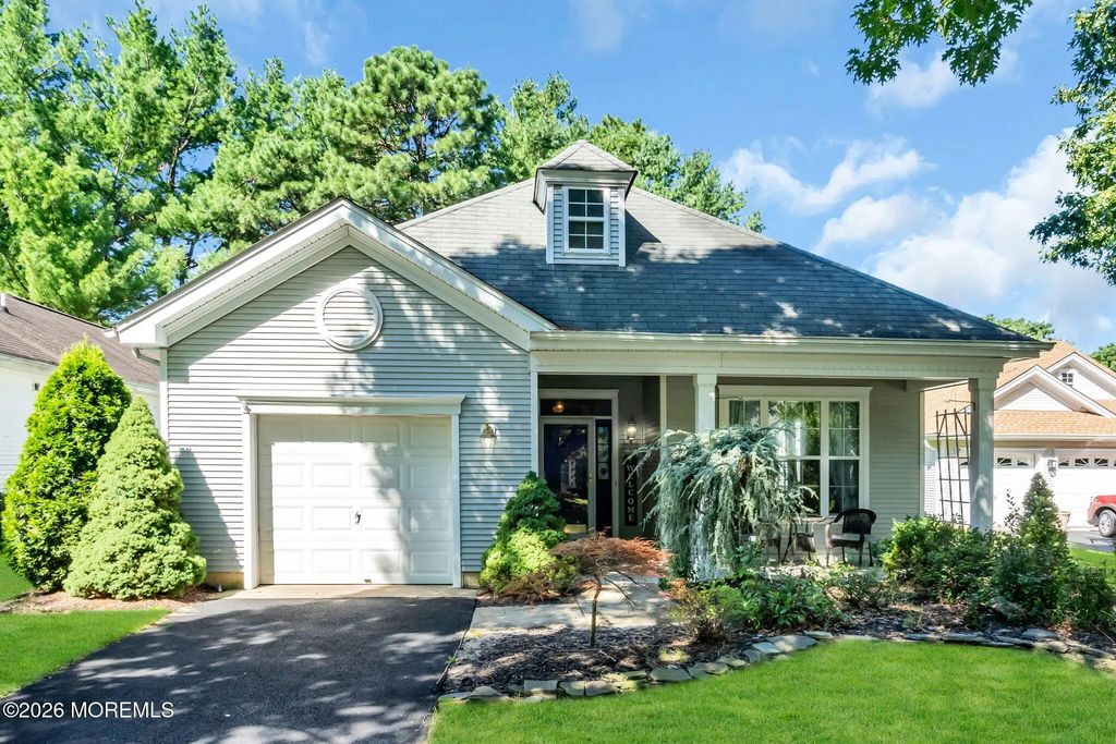 22 Amberwinds Court, Lakewood