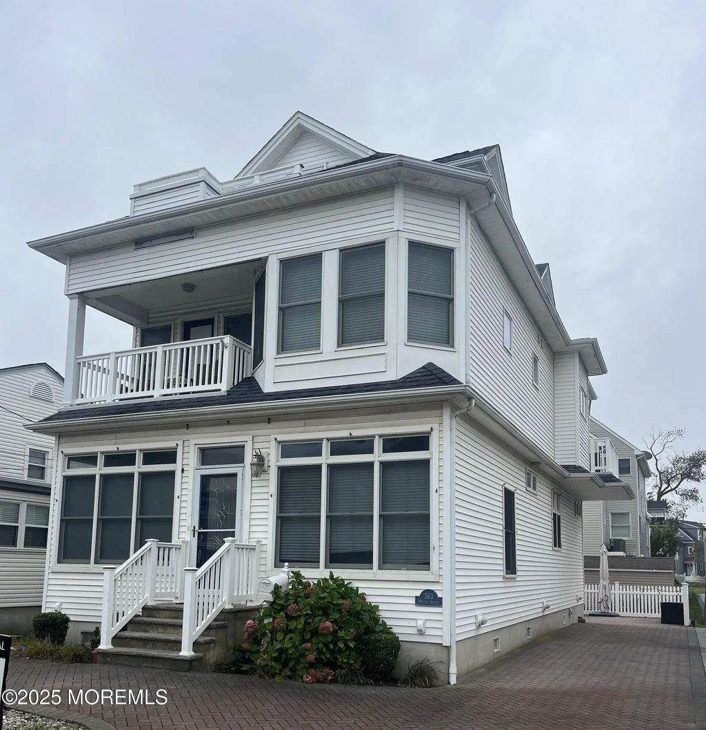 563 Whiting Avenue, Manasquan