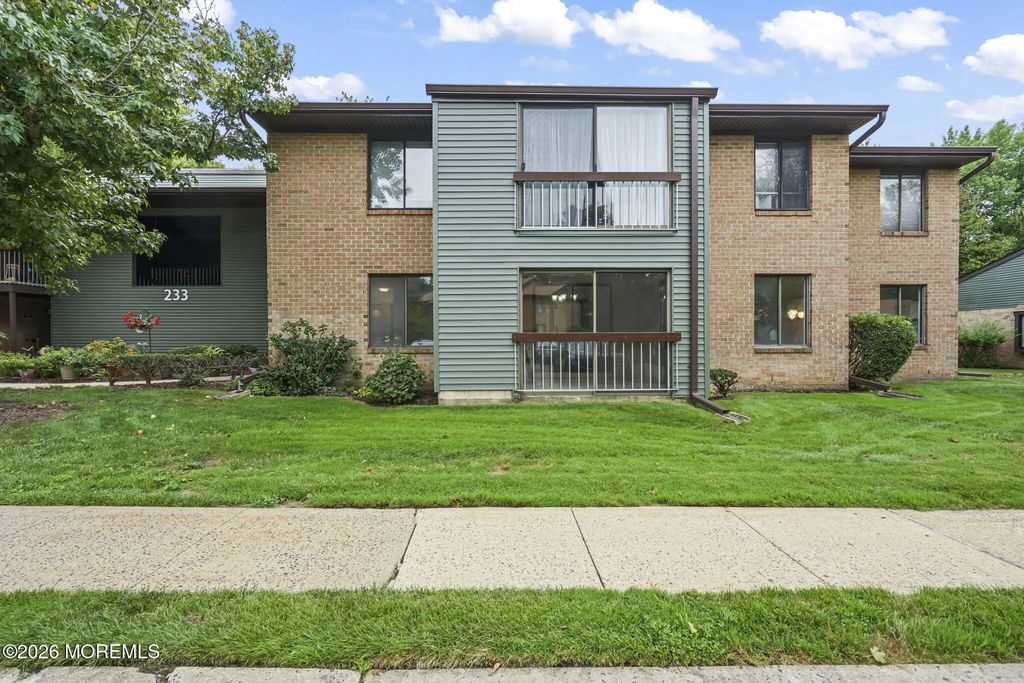 233 Medford Court E, Manalapan