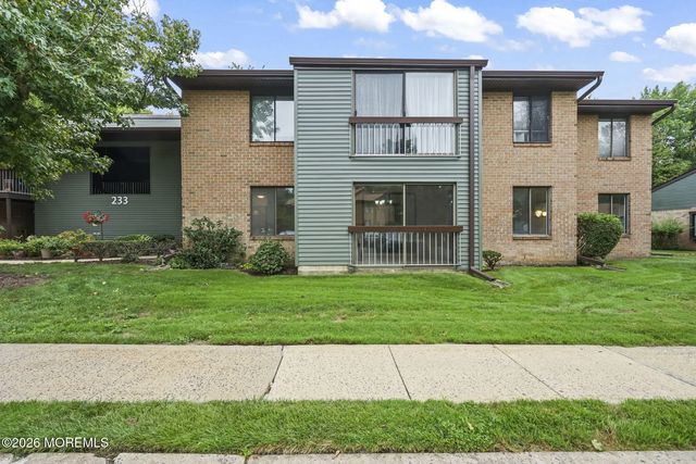 233 Medford Court E, Manalapan