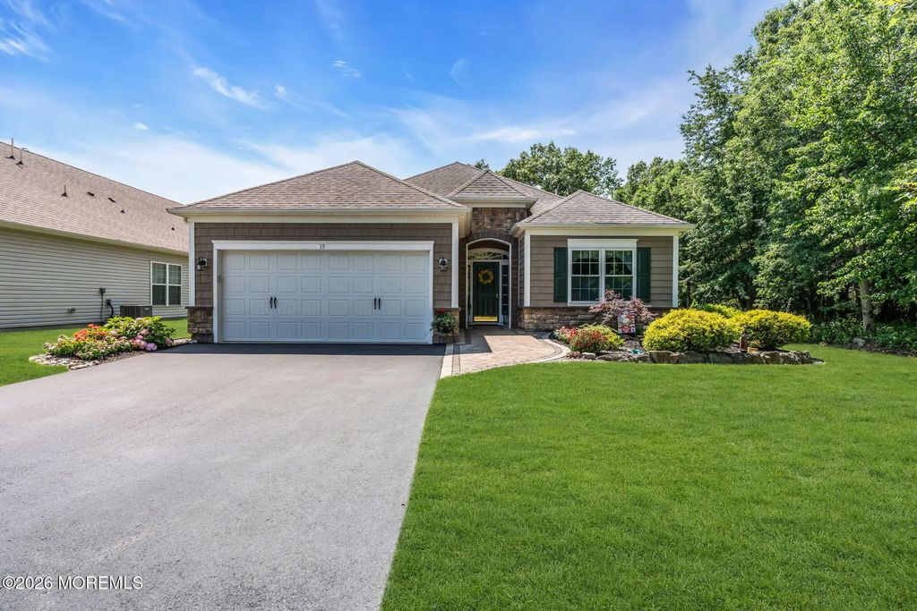 19 W Rossini Court, Farmingdale