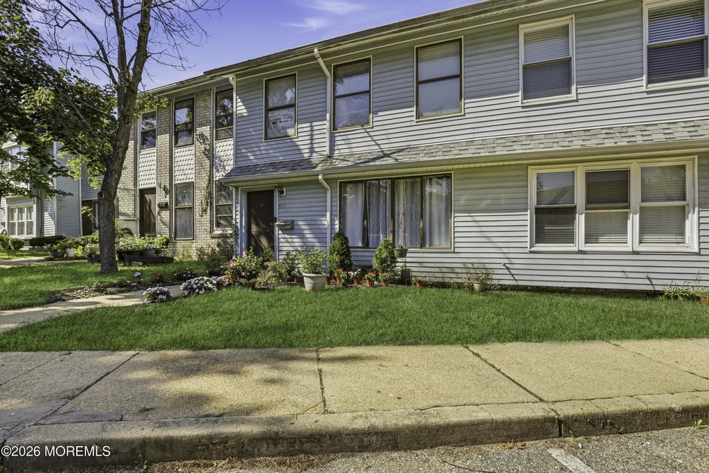 111 Williamsburg Lane, Lakewood
