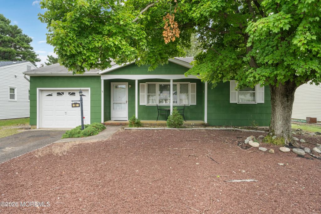 90 Castleton Drive, Toms River