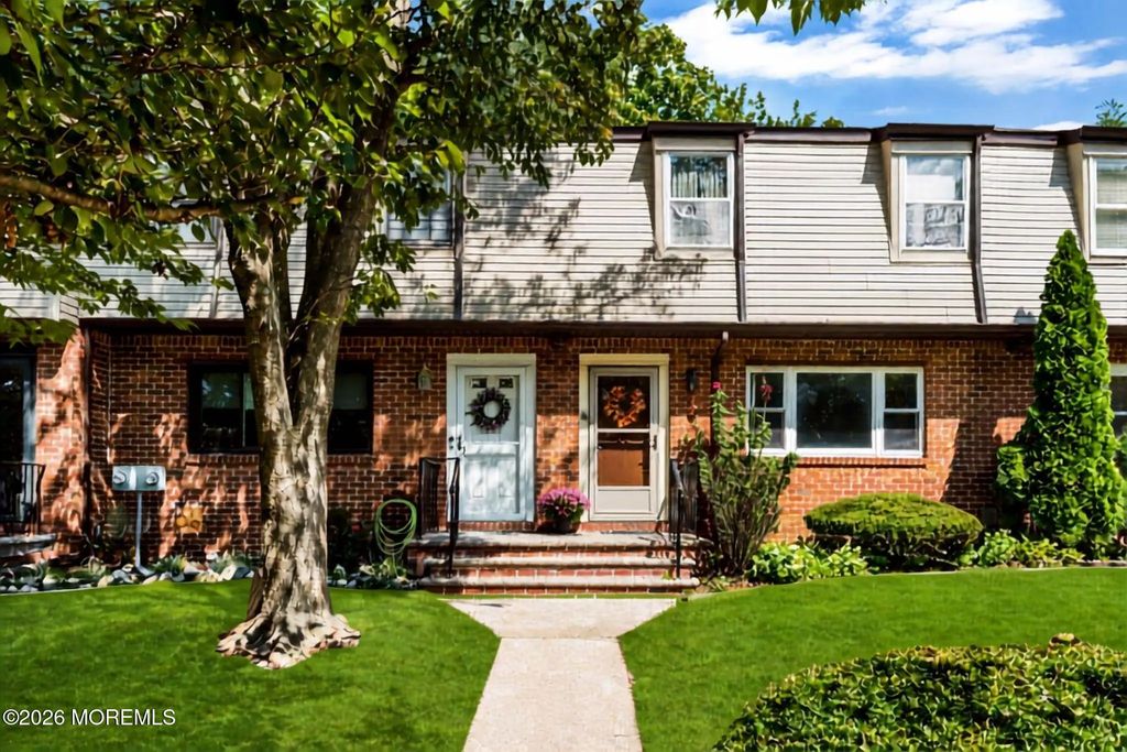 706 Christopher Court, Brick