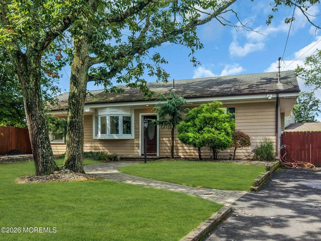 294 Delaware Drive, Brick