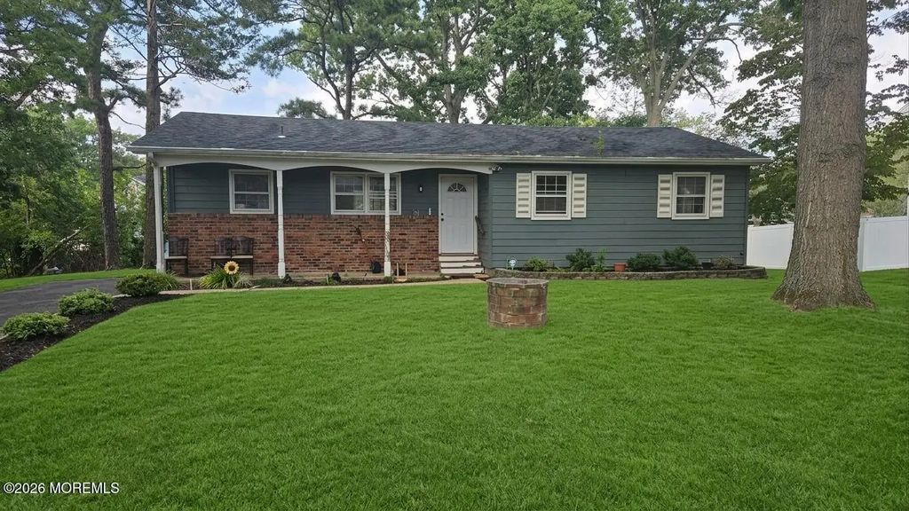 8 Oak Leaf Lane, Toms River