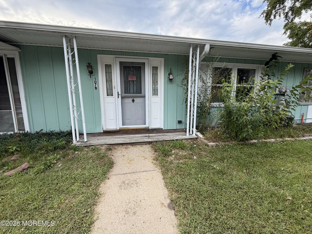 107b Edinburgh Lane 107b, Lakewood