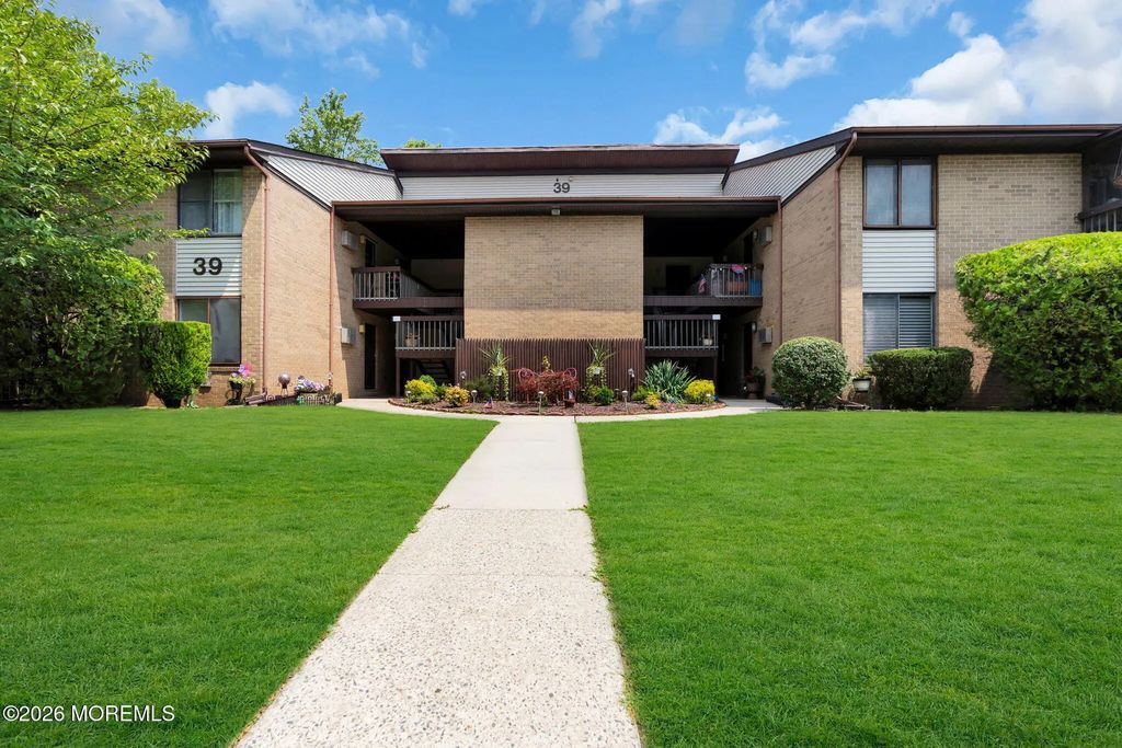 39 Meadow Green Circle D, Manalapan