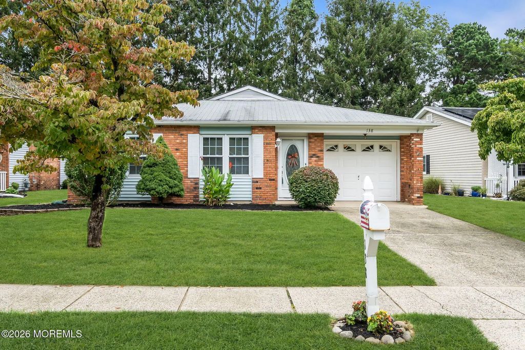 138 Lions Head Boulevard S, Brick