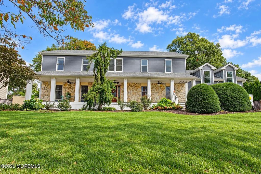 711 Tall Oaks Drive, Brick