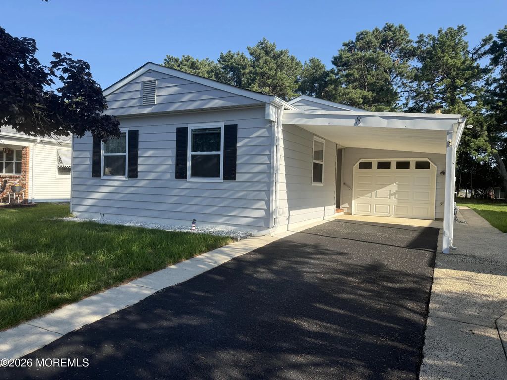 8 Gorginio Drive, Toms River
