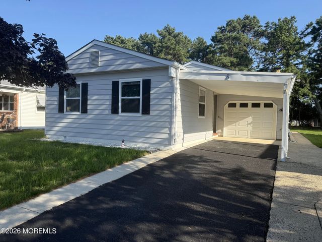 8 Gorginio Drive, Toms River