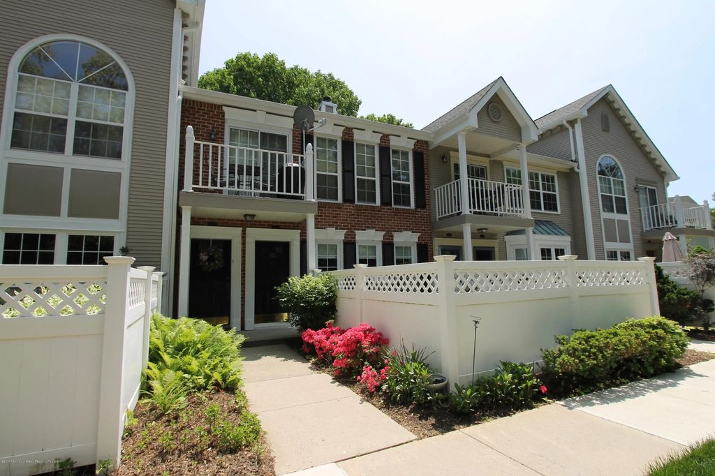102 Secretariat Court, Tinton Falls