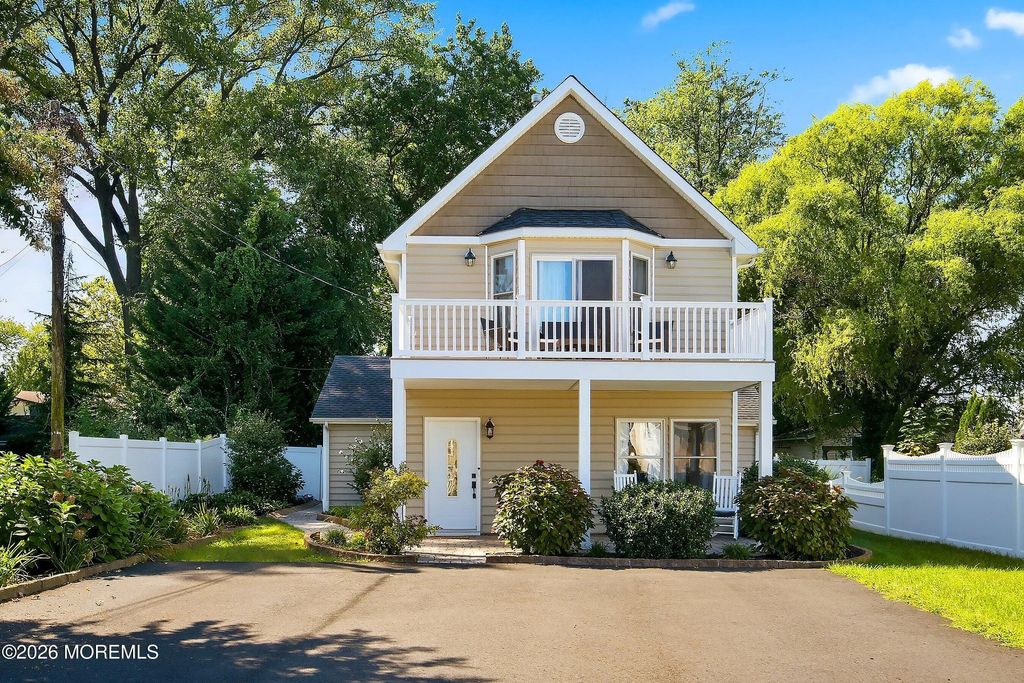 1603 W Maplewood Road, Wall
