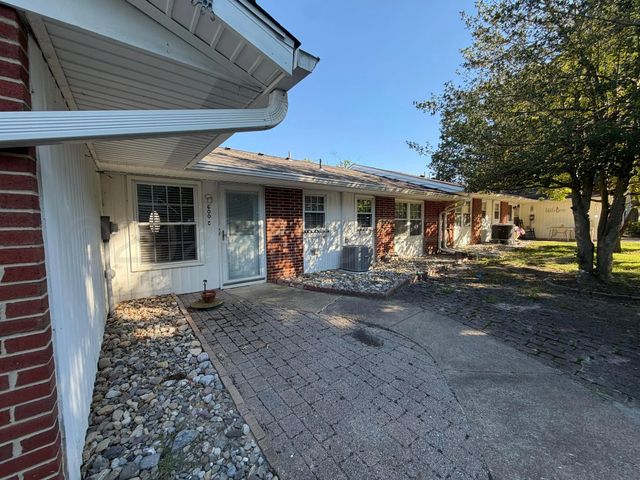 600c Lake Point Drive, Lakewood