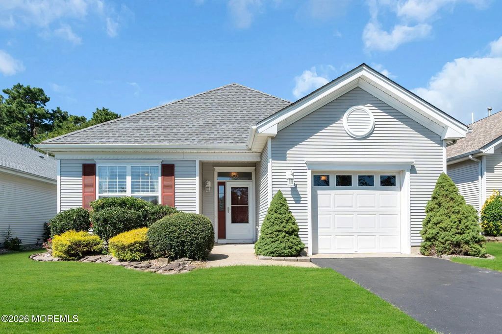 46 Goldensprings Drive, Lakewood