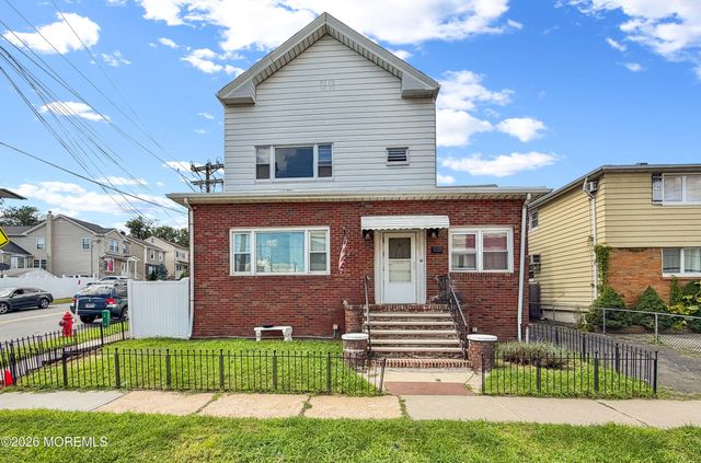 733 Schuyler Avenue, Lyndhurst