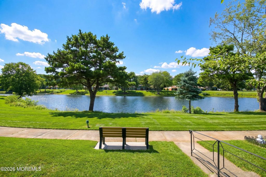 711b Dorchester Drive 1002, Lakewood