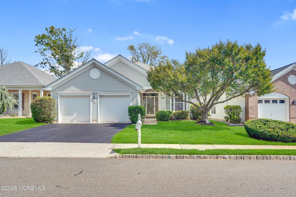 51 Goldensprings Drive, Lakewood