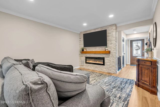 6 Swallow Lane, Howell