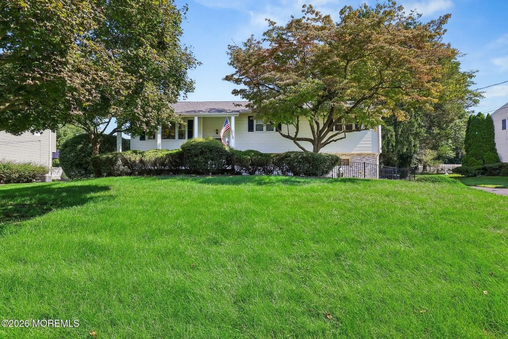 9 Heather Drive, Manalapan