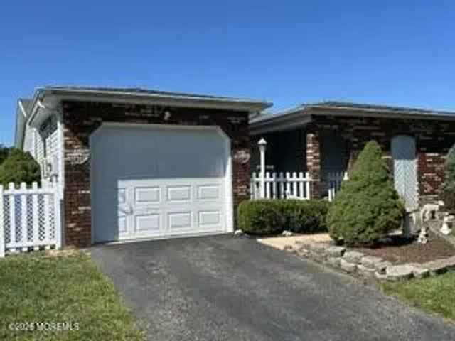 8 Lamb Road, Brick