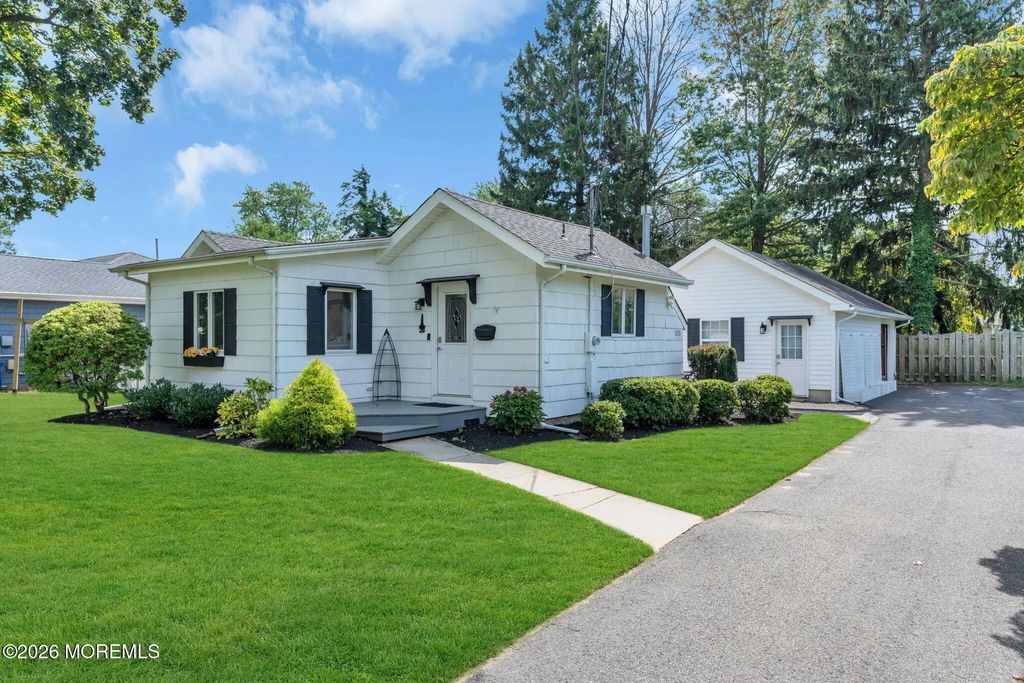 28 Hiawatha Avenue, Oceanport