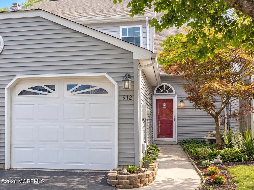 512 Woodbine Lane, Lakewood