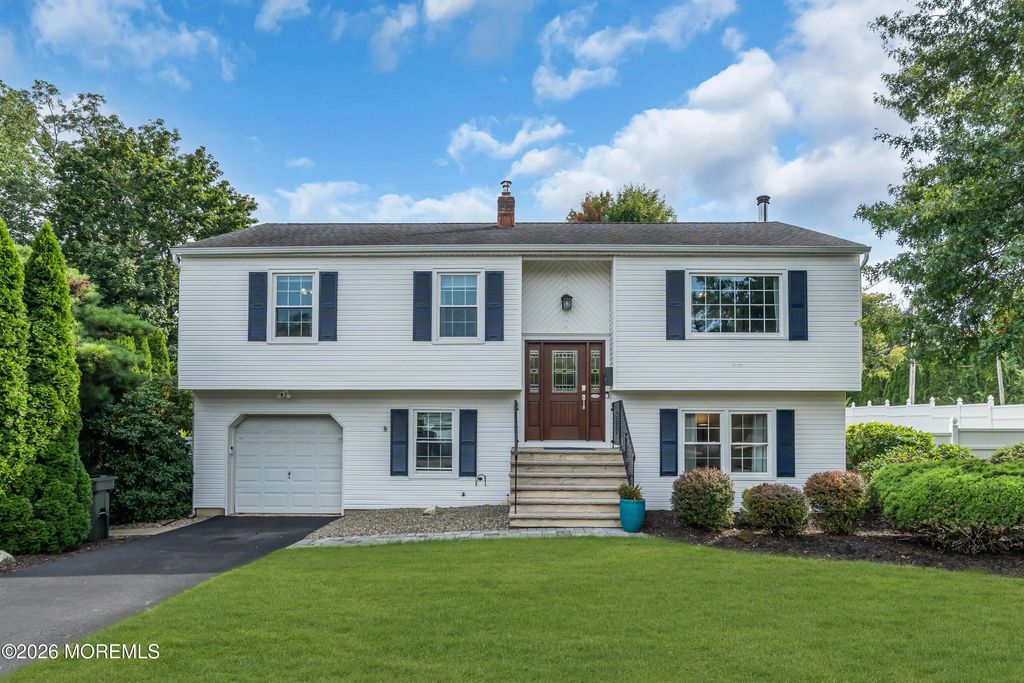 2 Colony Court, Hazlet