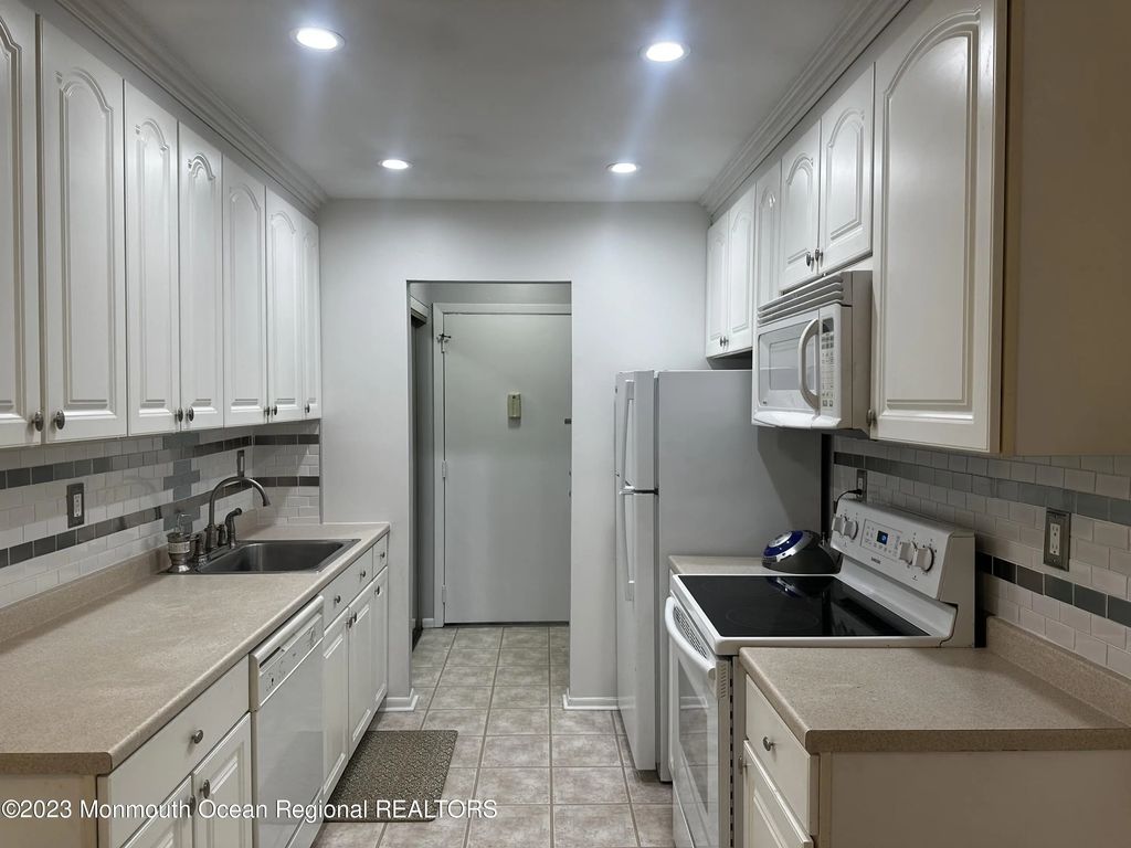 5 Pine Cluster Circle J, Manalapan