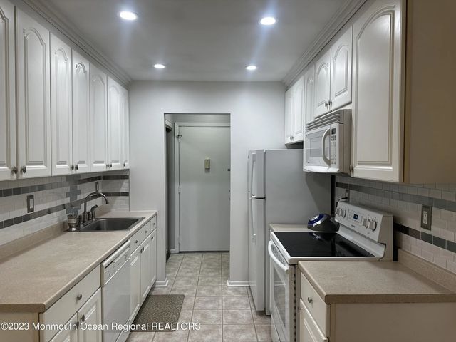 5 Pine Cluster Circle J, Manalapan