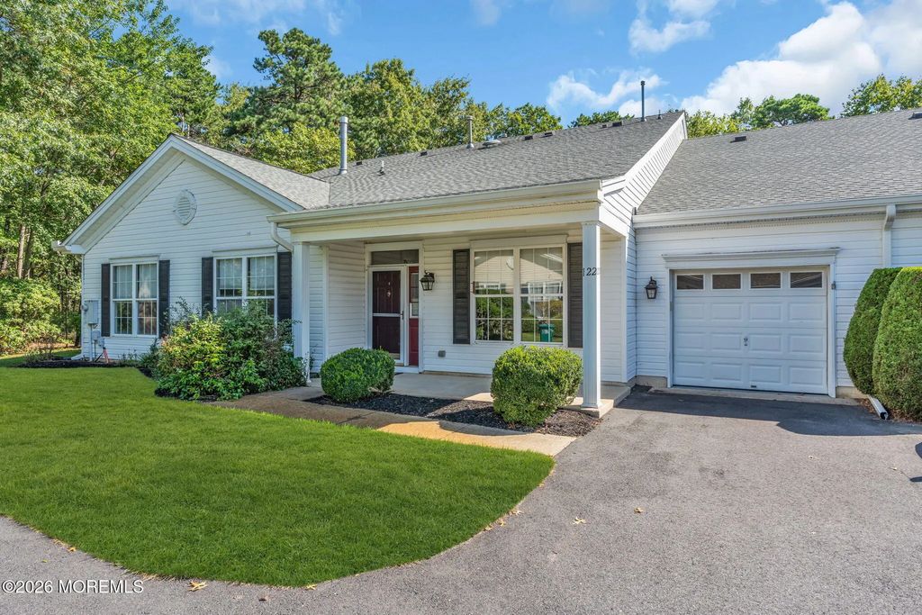 122 Greenlawns Drive, Lakewood