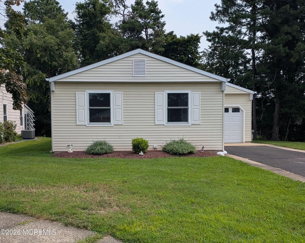 18 Maison Way, Toms River