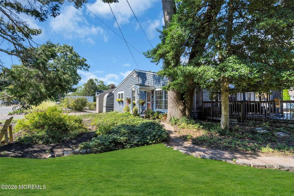 594 Robinhood Road, Brick