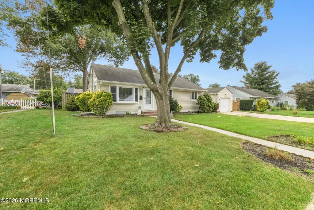 8 Meadowbrook Avenue, Eatontown