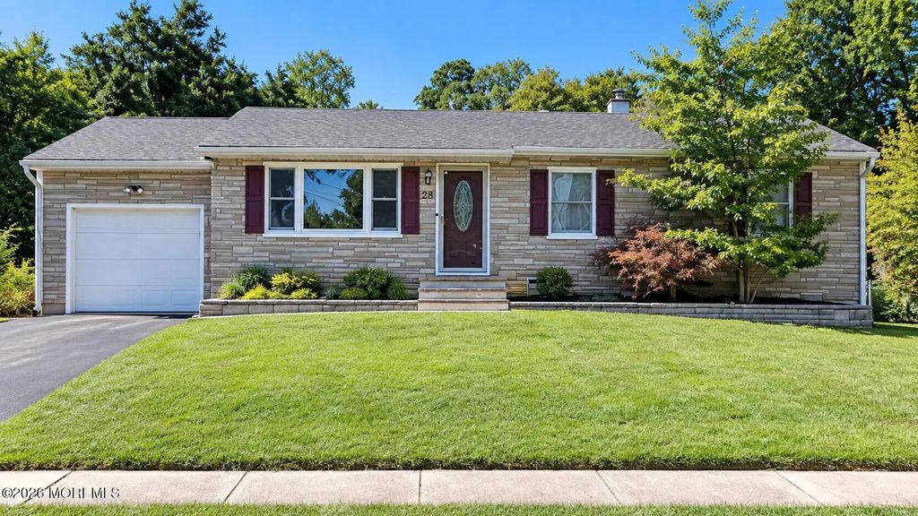 28 Woodside Drive, Howell