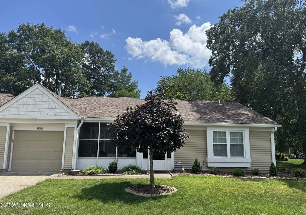 1064b Buckingham Dr, Manchester