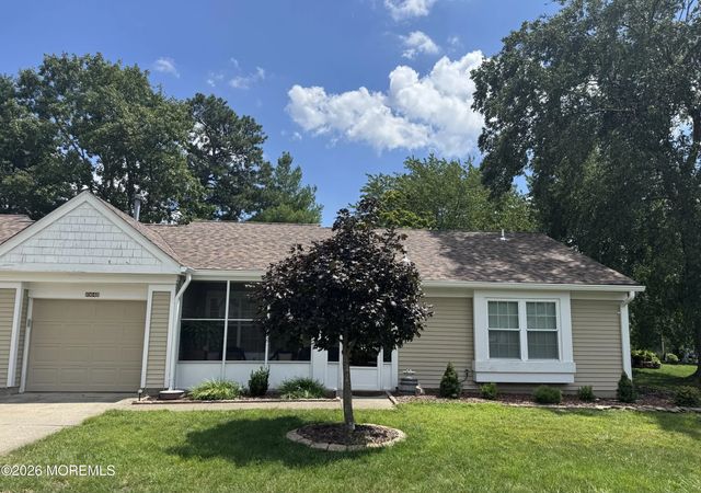 1064b Buckingham Dr, Manchester