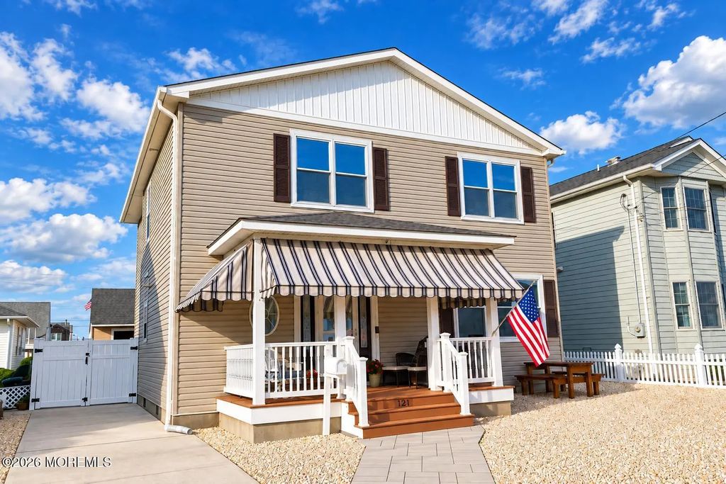 121 Camden Avenue, Lavallette