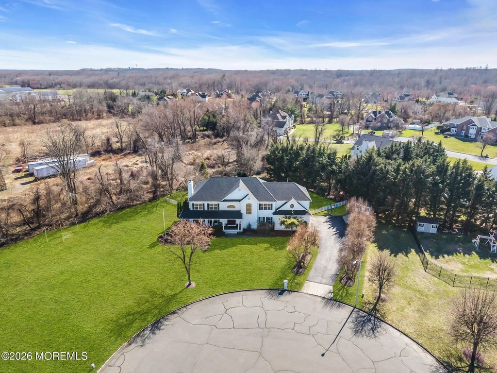 4 Susan Court, Farmingdale