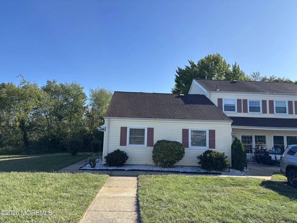 33 Mediterranean Court, Barnegat