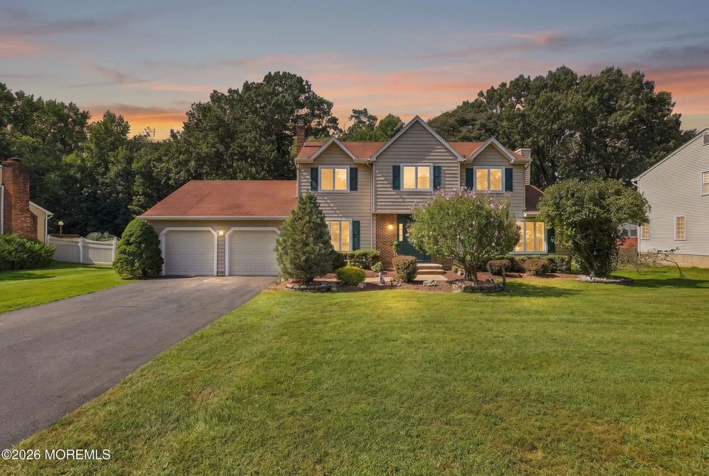 6 Grant Road, Manalapan